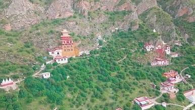 藏区宗教信仰悬崖扎巴寺视频的预览图